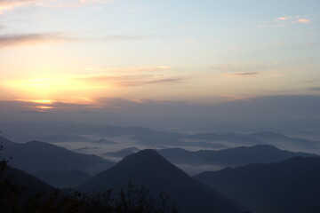 日本の山々に広がる雲海、朝焼け(Sea of clouds and morning glow over the mountains of Japan)