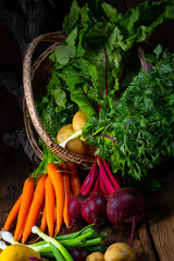 Korb mit verschiedene gemüse: rote beete und karotte