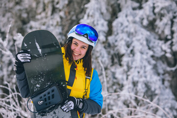 Fototapeta na wymiar pretty woman snowboarder portrait