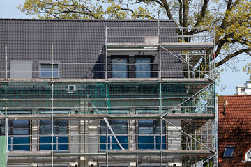 Baugerüst, Hausfassade, Rohbau, Wohngebäude, Bremen, Deutschland, Europa