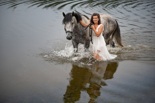 Abk&uuml;hlung mit dem Pferd im seichten Wasser