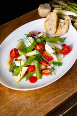 Asparagus salad with strawberries, tomatoes and goat cheese