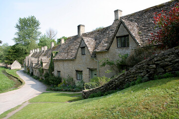 Fototapeta na wymiar A row of cottages on Arlington Row on Awkward Hill in Bibury, Gloucestershire in the UK