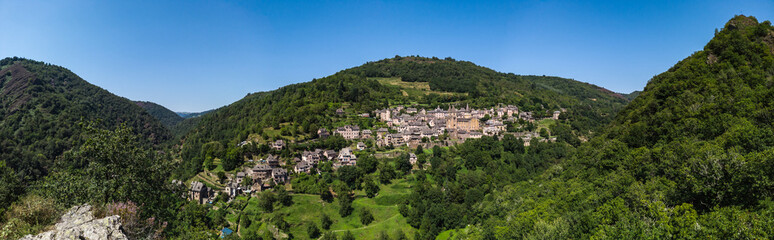 Fototapeta na wymiar Conques (Aveyron, France) - Vue panoramique du village depuis le point de vue du Bancarel
