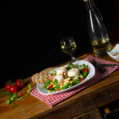 Rocket salad with goat cheese and honey dressing