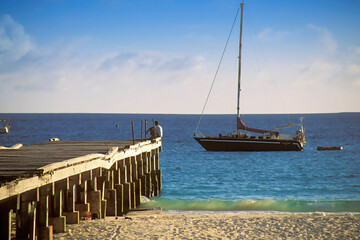 Plage mer des Caraïbes sable fin, mer bleue turquoise et ciel bleu, barque, bateau.