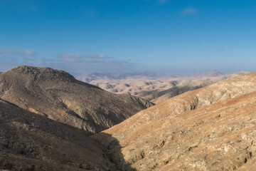 Fototapeta na wymiar mountainous landscape of the island of Fuerteventura