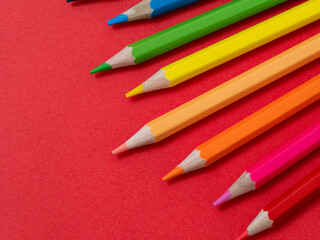 カラフルな色鉛筆
