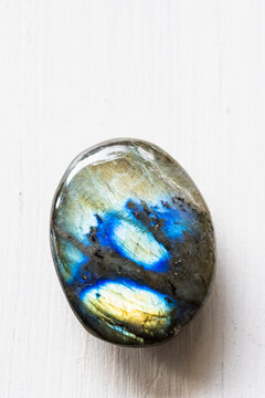 Pierre roul&eacute;e polie galet de labradorite sur un fond blanc - Min&eacute;ral naturel