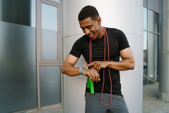 Smartwatch Rope Jumping-Rope-Bilder: Stock-Fotos & -Videos. | Adobe Stock