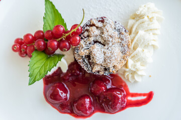 delikates Mousse und Crumble-Dessert