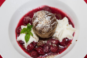 Nuss-Souffle mit Sauerkirschkompott
