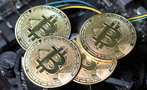 Monedas de Bitcoin en primer plano, criptodivisas físicas en oro en forma de moneda de cambio.