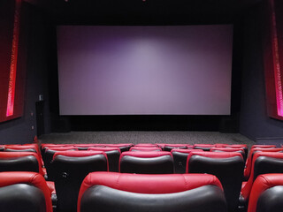 아무도 없는 영화 상영관