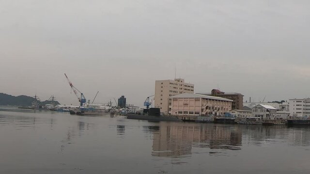 【神奈川】横須賀 ヴェルニー公園絵から見た蒸気をあげる潜水艦