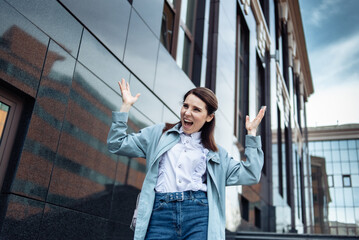 Obraz premium Angry screaming business woman in an urban location. Lifestyle. Stress, depression