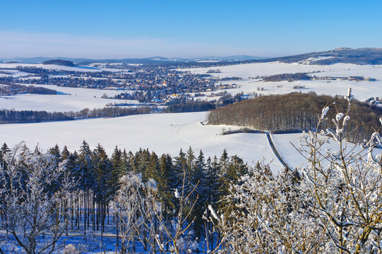 die Stadt Eibau im Winter, Sachsen in Deutschland - the town Eibau in winter with many snow