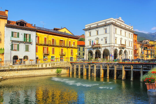 Blick auf die Stadt Omegna und den Fluss Nigoglia am Orta-See in Italien - View of the town Omegna and the river Nigoglia at the Lake Orta