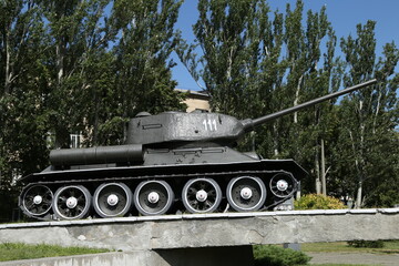 Fototapeta na wymiar Old tank on a pedestal in the city