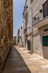 kamienice mieszkalne tuż przy kamiennym murze. Monopoli, Puglia, Italia © Kamil_k2p