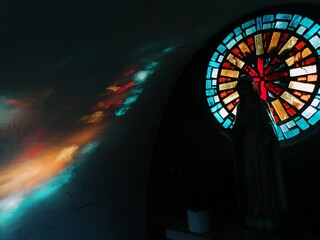 Heilige Maria in wunderschönem Kirchenfensterlicht
