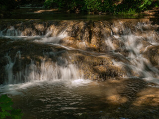 Klares Wasser fließt über den Felsen im Bach