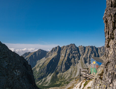 WC in den Bergen mit Ausblick auf die Hohe Tatra