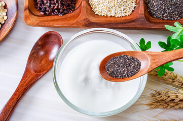 チアシードとヨーグルト