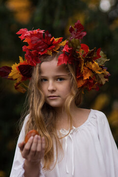 herbst, bunt, bunter kr&auml;nz auf dem kopf, kastanie, gelber schal, bunter pullover, angemaltes gesicht, hochformat, portrait, nahportrait, s&uuml;&szlig;, h&uuml;bsch, niedlich, alleine, kalt, rot, gelb, braun, vier 