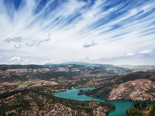 Paisaje de las vistas desde el Castillo de Chirel en Alicante donde se puede ver el rio rodeado de montañas y unas bonitas nubes en el cielo