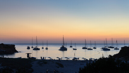 Anochecer y puesta de sol frente al mar en la costa mediterránea de Cala Saona en Formentera, Islas Baleares, España