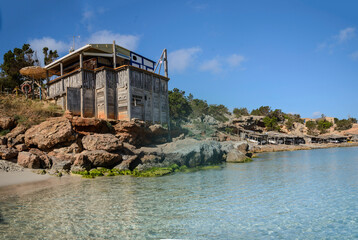 Paisaje de la Cala Saona : aguas cristalinas en el litoral de la isla de Formentera , Pitiusas,...