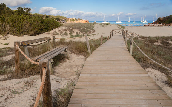 Paisaje de la Cala Saona : aguas cristalinas en el litoral de la isla de Formentera , Pitiusas, Baleares, Espa&ntilde;a un dia de verano soleado