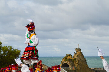 Danse basque devant le rocher de la Vierge à Biarritz, au Pays Basque - obrazy, fototapety, plakaty