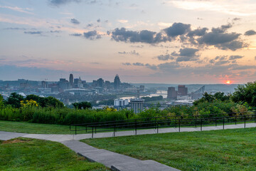Fototapeta na wymiar Sunrise over Cincinnati from Devou Park