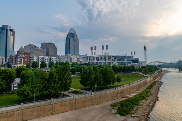 Fototapeta na wymiar The Queen City and Smale Riverfront Park