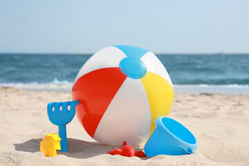 Obraz premium Many different sand toys and beach ball near sea