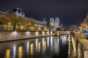 Fototapeta na wymiar Notre Dame and river sans