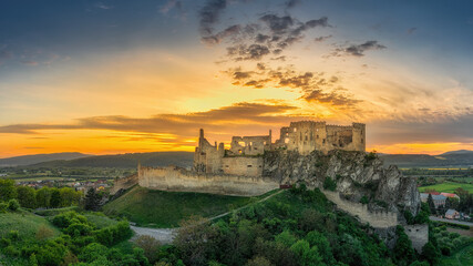 Obraz premium the ruins of Beckov Castle in the light of the setting sun