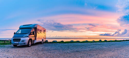 Wohnmobil bei Sonnenuntergang am Strand