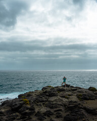 Fototapeta na wymiar Fotografías en el Bufadero de la isla de Gran Canaria en las que se puede ver el mar y formaciones rocosas un día nuboso.
