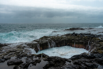 Fotografías en el Bufadero de la isla de Gran Canaria en las que se puede ver el mar y formaciones rocosas un día nuboso.