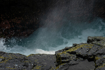Fotografías en el Bufadero de la isla de Gran Canaria en las que se puede ver el mar y formaciones rocosas un día nuboso.