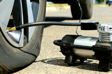 Wheel puncture, pumping a car wheel with a pump
