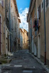 Ruelle étroite aux Mées, Alpes-de-Haute-Provence, France