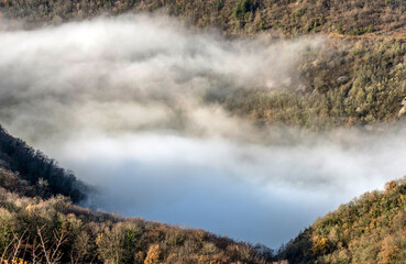 Brume dur les gorges de l'Ain depuis le mont Balvay à Leyssard, Bugey, France