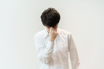 頭痛に悩む男性