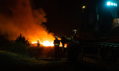 1 bombero participa en extinción de incendio cera del bulldozer