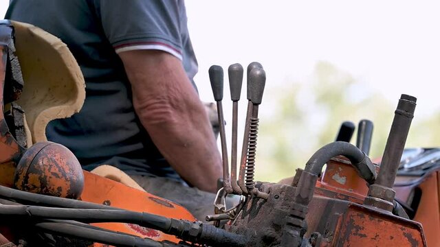 aratura meccanica con trattore cingolato