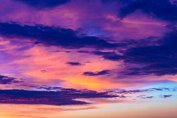 Piękne kolorowe chmury wczesnym porankiem.